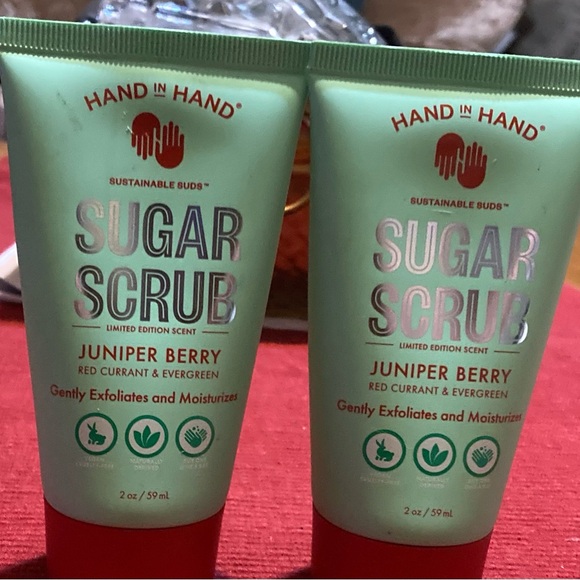 NWT Set Of Two 2oz Bottles Hand In Hand Sugar Scrub Juniper Berry - Picture 2 of 6